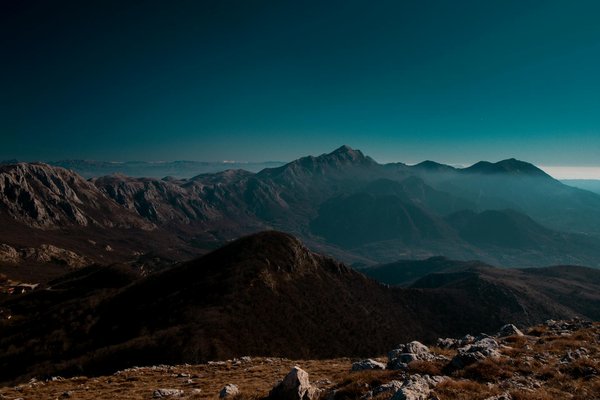 Comment organiser un camping pour une expédition de spéléologie dans les grottes de glace en Islande?